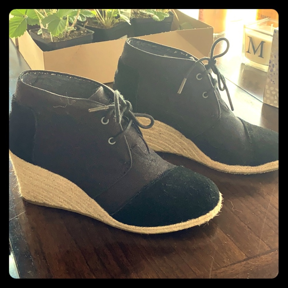 👜🕶TOMS WEDGE BOOTIES! SIZE 8 👢